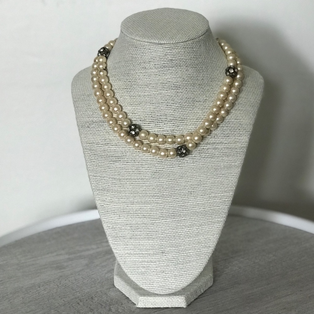 ⬇️ PRICE DROP! Pearl Style Crystal Necklace